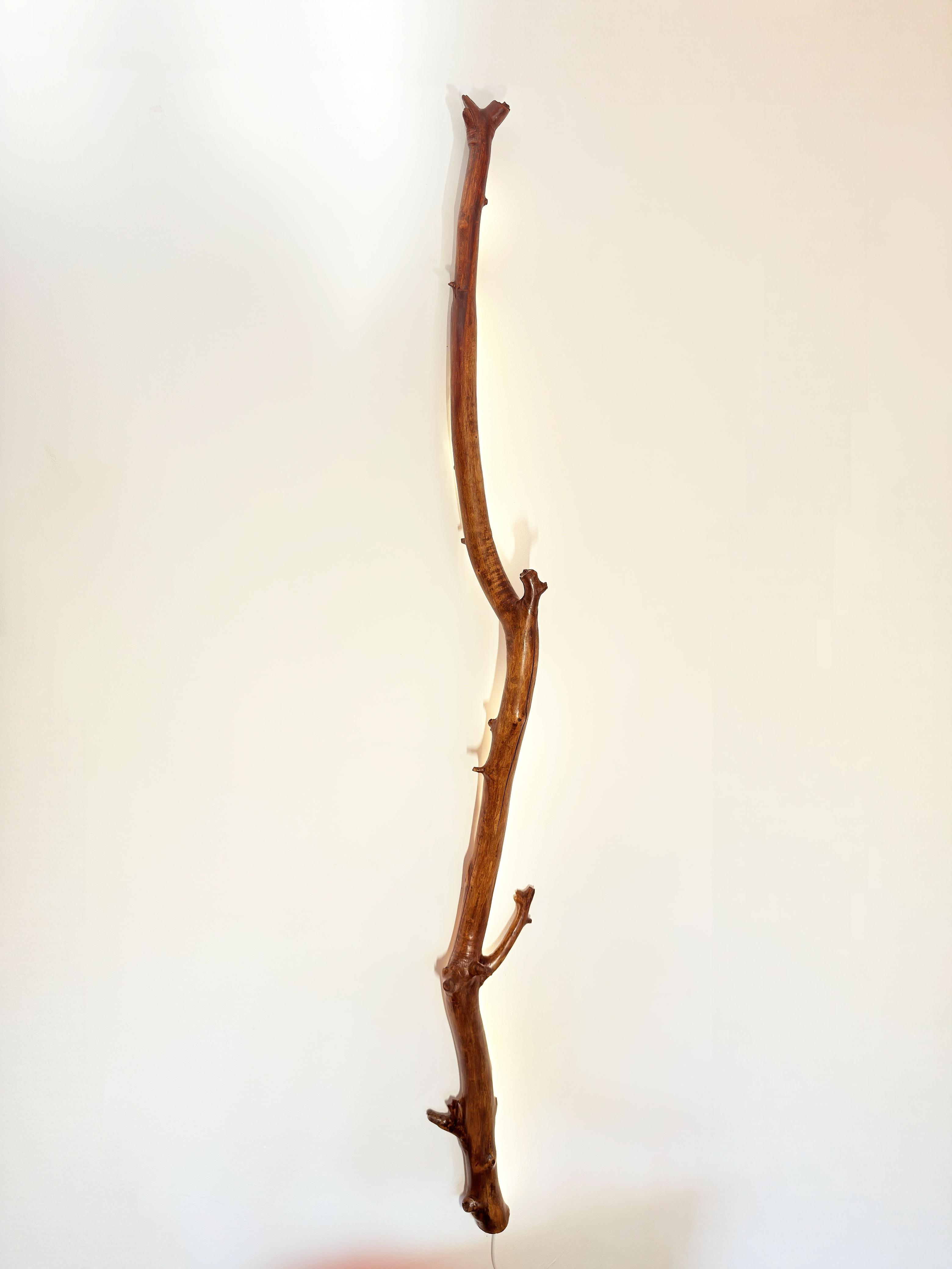 Aplique decorativo de madera natural con iluminación ambiental